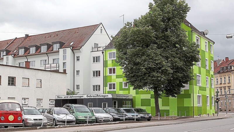 Aufgrund seines auffälligen Äußeren ist das Grüne Haus in der Luitpoldstraße vielen Bürgern ein Begriff. Aktuell ist das Landgericht mit einem Vorfall zu Pfingsten 2022 in dem Anwesen beschäftigt.