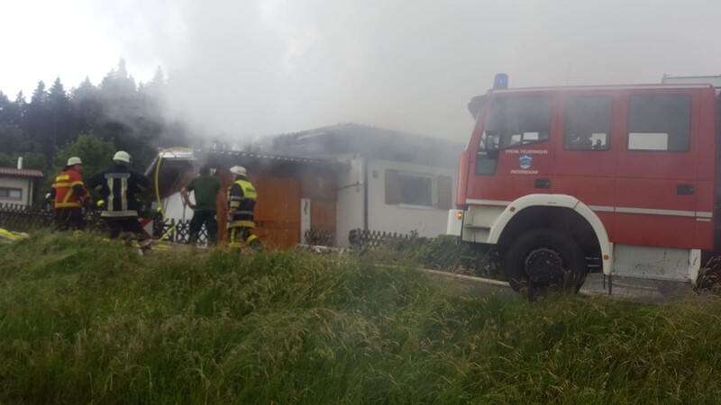 In einem Patersdorfer Ortsteil hat ein Blitz ein Wohnhaus entzündet.