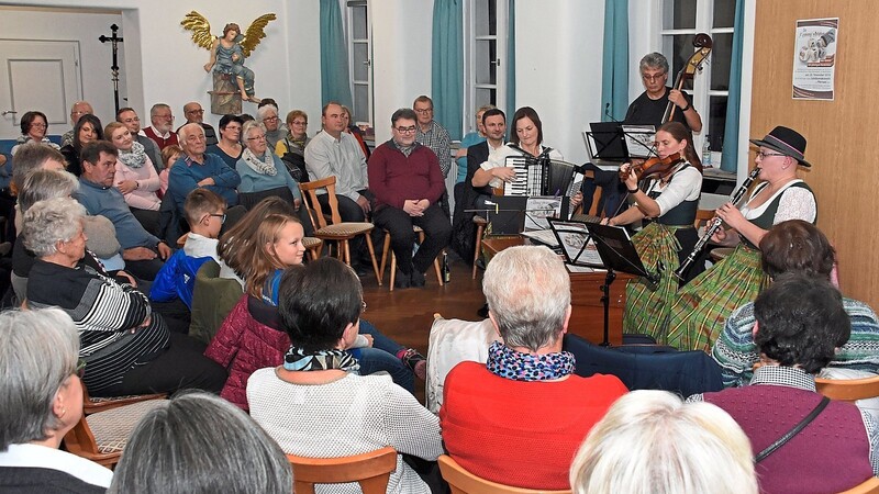 Ilona Koppitz (Violine, Zither, Flöte, Gesang), Isabell Dachs (B-Klarinette, Flöte, Gesang), Sabine Wurm (Akkordeon) und Dieter Gewiese (Kontrabass) sind als "De Z'sammg'würfelten" in der Volksmusikszene bestens bekannt.