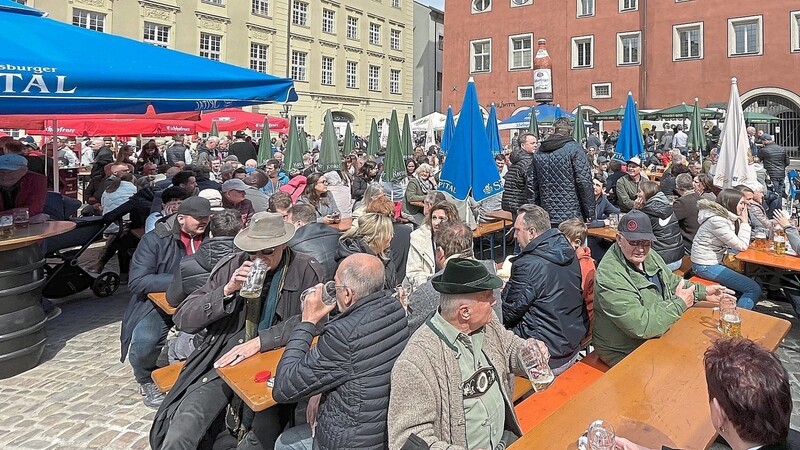 Gesellig ging es beim Tag des Bieres auf dem Regensburger Haidplatz zu. Die Besucher genossen das Zusammensein nach zwei Jahren Pandemie.