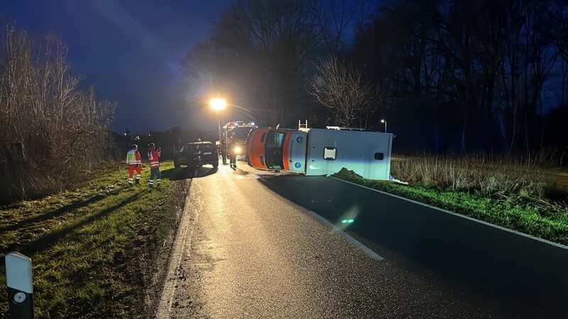 Bei dem Unfall des Rettungswagens in Neustadt an der Donau wurden drei Einsatzkräfte verletzt.
