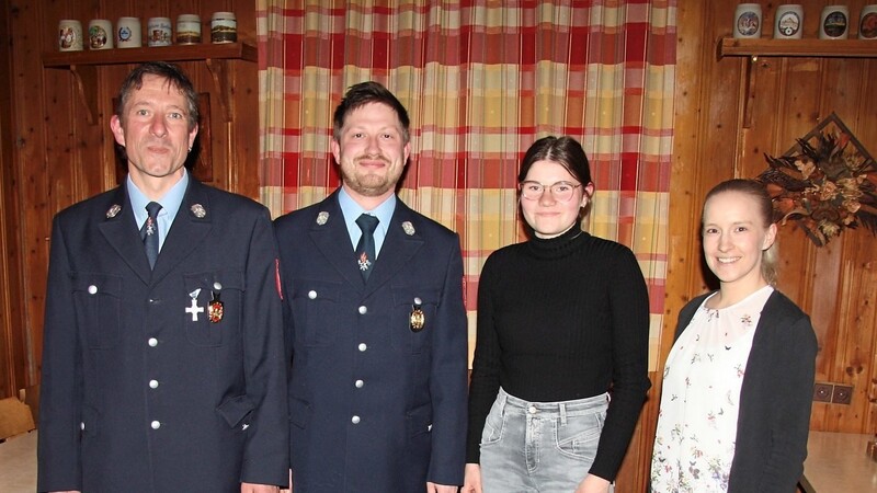 Die Kommandanten Roland Maier und Stefan Berchtold (v.l.) mit den neuen Feuerwehrfrauen Franziska Maier und Sandra Zormeier.