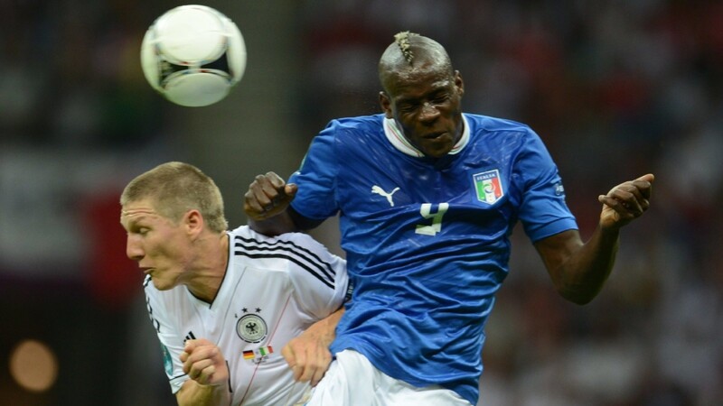 Im letzten Aufeinandertreffen bei der Europameisterschaft 2012 setzte sich Italien (hier Mario Balotelli) gegen Bastian Schweinsteiger und Co. mit 2:1 durch.
