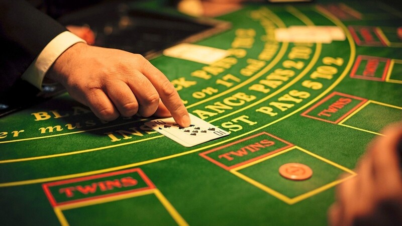 Bayerns Casinos und die Krise: Die mehrmonatigen Schließungen haben Bruttospielertrag und Gästezahlen deutlich sinken lassen.