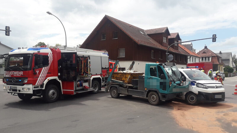 Ein Unfall an der Kreuzung Querstraße/Watzmannstraße war für die Landshuter Feuerwehr der Auftakt für einen arbeitsreichen Freitag.