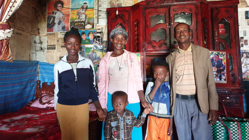 Mesay Mideksa und ihr Mann Abera Gossa mit drei ihrer sechs Kinder.