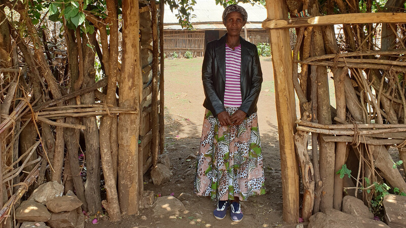 Diribe Feyisa vor ihrer Hütte.