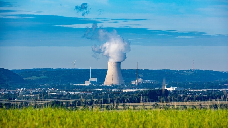 Die Atomkraftwerke Isar 1 (l.) und Isar 2 mit dem Kühlturm in der Mitte. Die Katastrophe in einem Kernkraftwerk in Fukushima vor zehn Jahren hat den Ausstieg aus der Atomenergie in Deutschland eingeleitet.