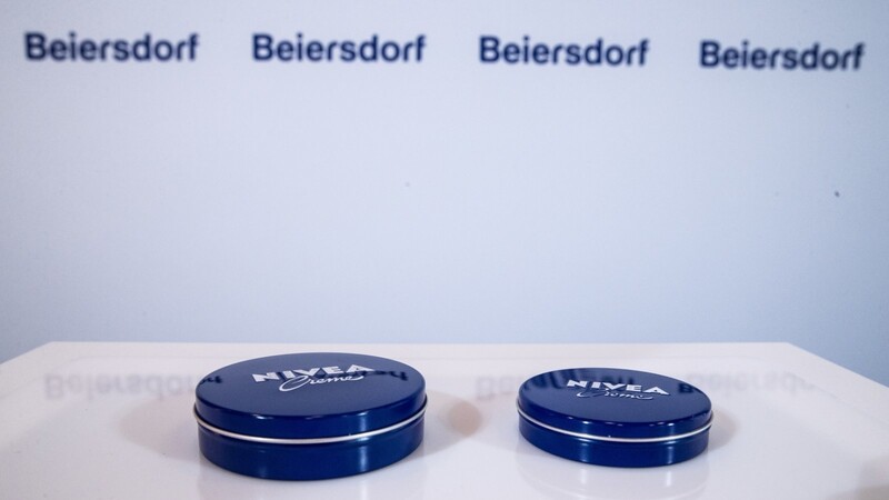 Erst vor wenigen Monaten war der Konsumgüterhersteller Beiersdorf aus dem Dax geflogen. In knapp zwei Wochen geht er nun zurück in den Dax.