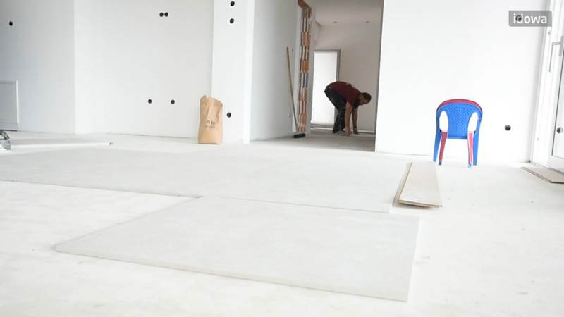 Die Wände erstrahlen in sattem Weiß, auch auf dem Boden tut sich einiges: Das Haus der Tauschers wird mit jedem Tag mehr zu einem echten Zuhause.