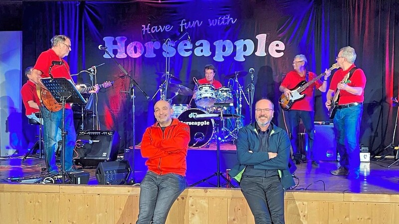 Django Asül (vorne, l.) und Clemens Jocham (vorne, r.) beim Soundcheck mit der Band "Horseapple".