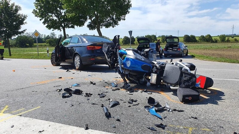 Das Motorrad demoliert, das Auto erheblich beschädigt: Einige Bilder vom Unfallort.