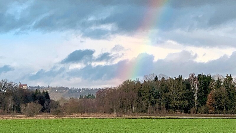 Kräftig grüne Felder und ein Regenbogen: So sah es zum Jahreswechsel in der Nähe von Schambach (Gemeinde Straßkirchen) aus. In den nächsten Tagen soll es aber wieder kälter werden.