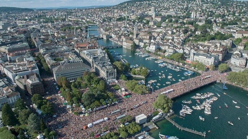Eine Luftaufnahme zeigt am 10. August 2013 tausende von Menschen während der alljährlichen Straßenparade "Dance for Freedem!" im Zentrum der Schweizer Stadt Zürich.