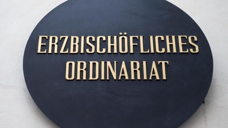 Das Metallschild "Erzbischöfliches Ordinariat" hängt am über dem Erzbischöflichen Ordinariates in München (Bayern). Foto: Peter Kneffel/Archiv