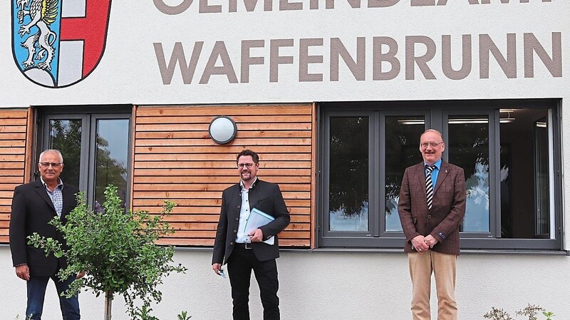 Bürgermeister Josef Ederer (links) und Geschäftsleiter Jens Uwe Bock (rechts) freuten sich über das konstruktive Gespräch mit Dr. Gerhard Hopp.