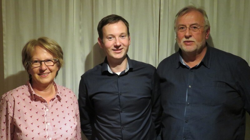 Gemeinderätin Christine Zitzelsberger und OV- Vorsitzender Sepp Schmid mit dem Bürgermeisterkandidaten der SPD in Runding, Franz Kopp (Mitte).