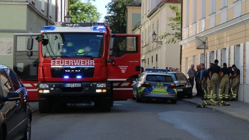 Bei einem Wohnungsbrand in Regensburg hat die Polizei am Mittwoch zwei Leichen entdeckt.