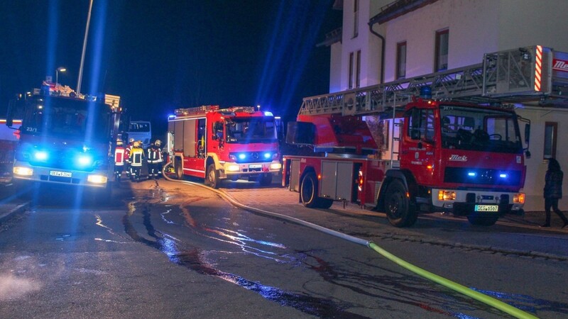 Wegen des Feuers in Hengersberg musste ein größeres Aufgebot der Feuerwehr ausrücken.