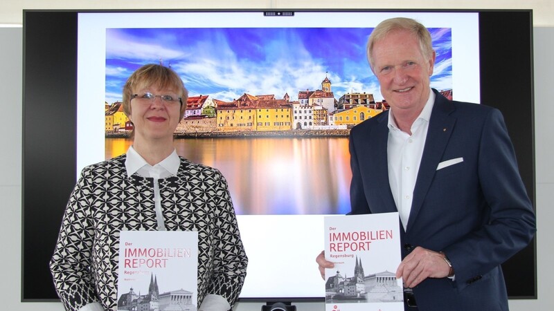 Heike Piasecki, Prokuristin der bulwiengesa AG, und Markus Witt, stellvertretender Vorstandsvorsitzender der Sparkasse Regensburg, bei der Vorstellung des Immobilienreports 2022.