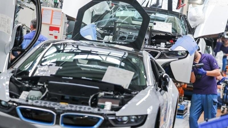 Im zweiten Quartal will mehr als ein Viertel der Betriebe der Metall- und Elektroindustrie - insgesamt gut 28 Prozent - weiter Kurzarbeit fahren. Dazu zählt auch der Autobauer BMW (Symbolbild).
