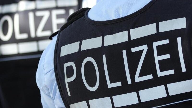 In Regensburg hat es am Donnerstagmorgen einen größeren Polizeieinsatz gegeben, der offenbar in Zusammenhang mit der Drogenkriminalität steht. (Symbolbild)