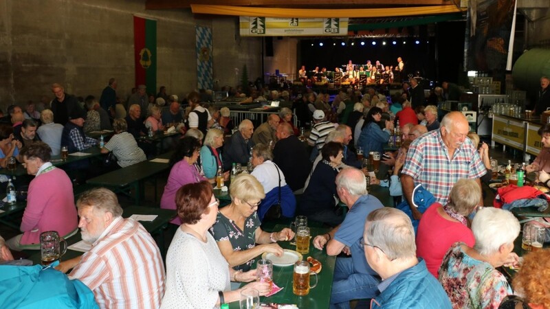 Viele Senioren kamen in die Festhalle der Brauerei. Die Stadt hatte alle über 70 Jahren am Freitagnachmittag eingeladen.