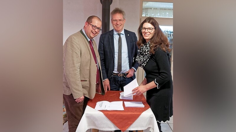 Der Wahlausschuss mit (v. l.) Thomas Brunner, Dr. Georg Meiski und Andrea Einhellig beim Auszählen.