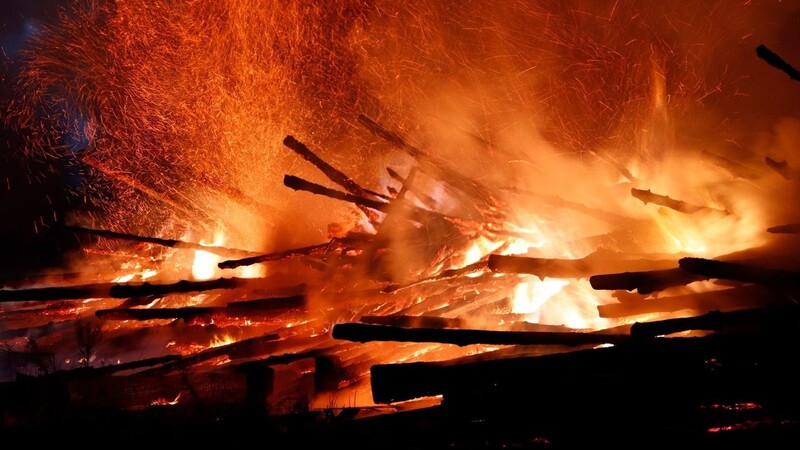 In Oberschneiding brannten 1.000 Festmeter Holz.