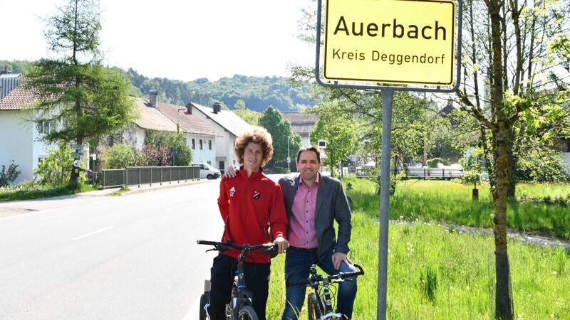 Bürgermeister Gerhard Weber hat Andreas Stangl (von rechts) an der Gemeindegrenze abgeholt.