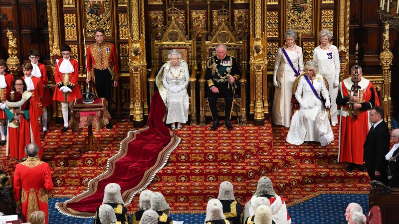 Königin Elizabeth II. und Thronfolger Prinz Charles bei der Eröffnung des Parlaments.