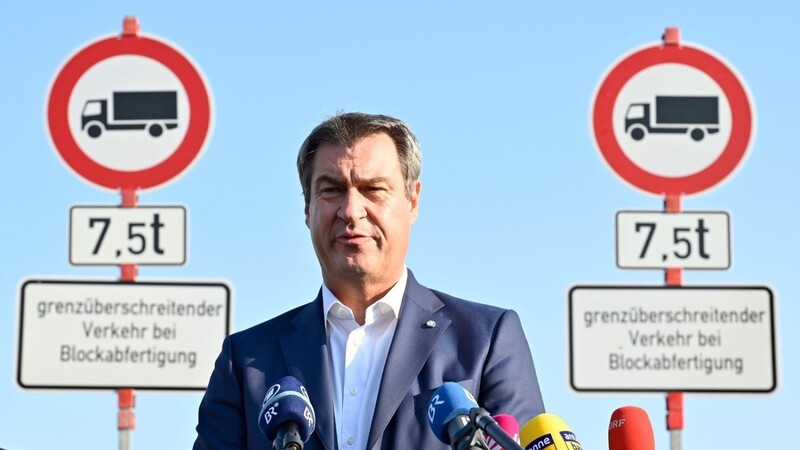 Markus Söder steht neben Schildern zum Fahrverbot für den LKW-Transitverkehr im Inntal.