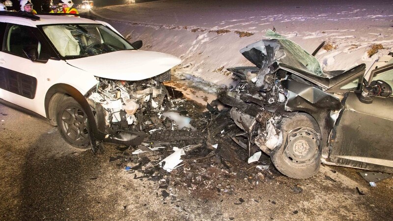 Bei Martinshaun sind am Donnerstagabend zwei Autos frontal zusammengestoßen. Beide Fahrer wurden schwer verletzt.