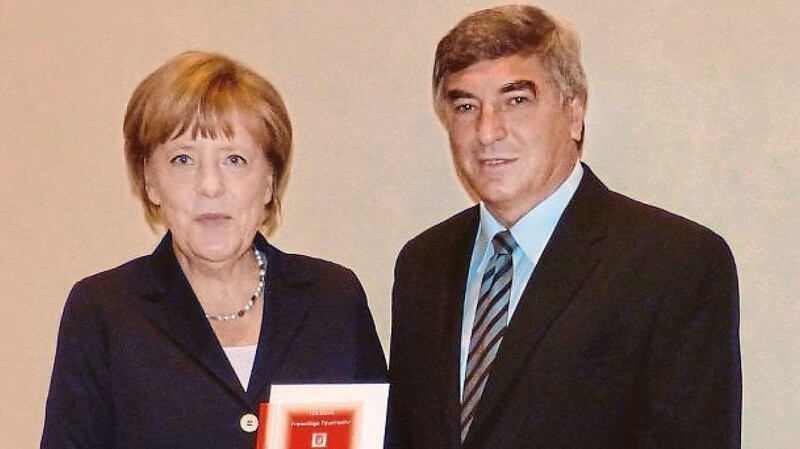 Ob ihr der Termin im Juli 2014 in Erinnerung geblieben ist? Karl Holmeier überreichte der Bundeskanzlerin damals die Festschrift zum Feuerwehrjubiläum in Dalking. Seitdem weiß Angela Merkel, dass sie auch die Orte Döbersing, Gschieß und Zelz regiert.