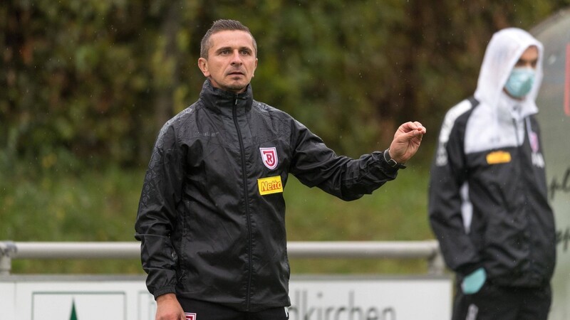 Jahn-Trainer Mersad Selimbegovic war zufrieden mit der Leistung seiner Mannschaft gegen Augsburg.