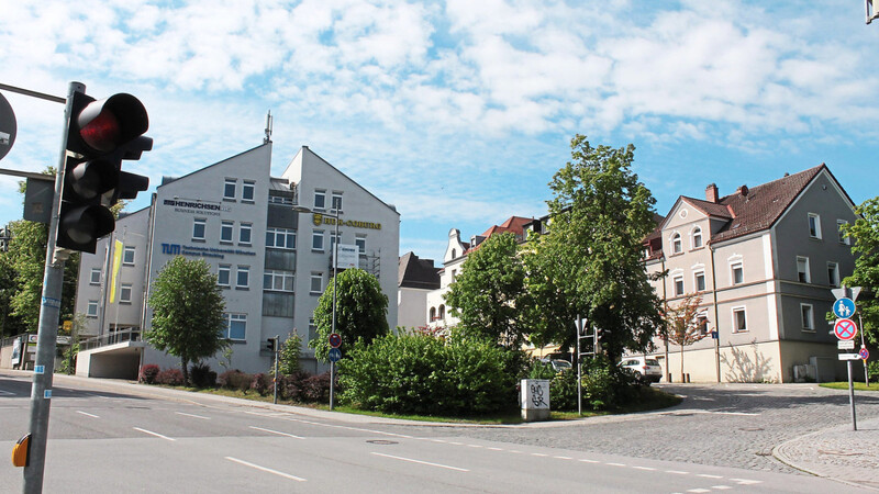 Das Areal, um das es geht: Die dem Gebäude der Henrichsen & Semmelmann GbR vorgelagerte Baulücke an der Kreuzung Kinseherberg und Frauenbrünnlstraße.