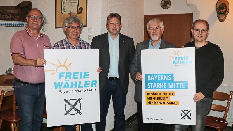 Bürgermeisterkandidat Wolfgang Kürzinger (Mitte) im Kreise seiner anwesenden Stadtratskollegen Siegfried Wagner, Alfons Gruber, Walter Urban und Dieter Müller (von links).