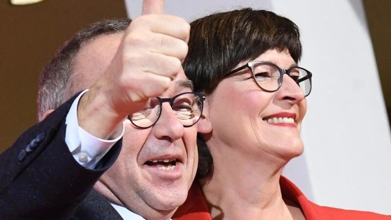 Die neue SPD-Spitze: Norbert Walter-Borjans und Saskia Esken freuen sich über das Ergebnis.