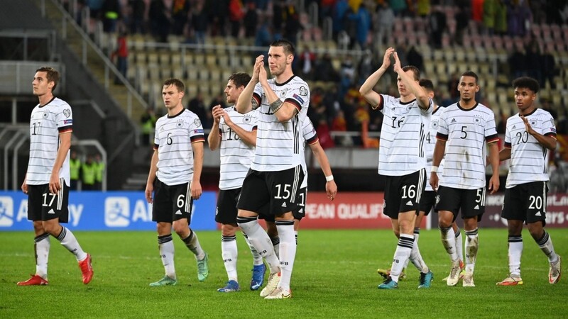 Die Deutsche Nationalmannschaft feiert durch ihren verdienten 4:0 Sieg gegen Nordmazedonien ihr Ticket für die WM in Katar.