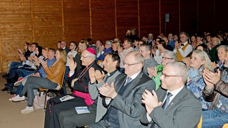 Im Publikum sitzt (v.l. in der ersten Reihe) Diözesanbischof Dr. Rudolf Voderholzer gemeinsam mit Domkapitular Thomas Pinzer, Regionaldekan Jakob Hofmann und Dekan Johannes Plank.