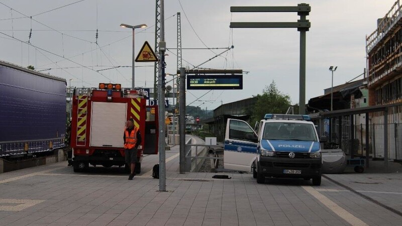 Am Passauer Hauptbahnhof ist am Samstagmorgen ein 41-jähriger Mann beim Versuch, auf einen Zug aufzuspringen, schwer verletzt worden.