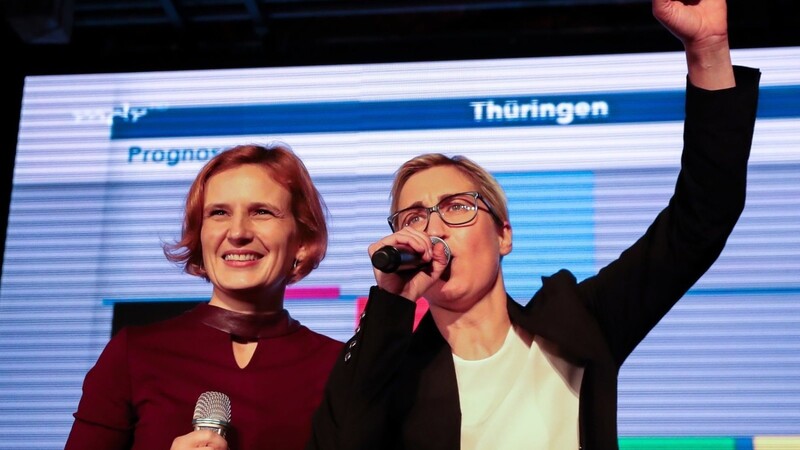 Feiern ein historisches Ergebnis: Katja Kipping (l), Parteivorsitzende Die Linken, und Susanne Hennig-Wellsow, Landesvorsitzende der Linken in Thüringen.