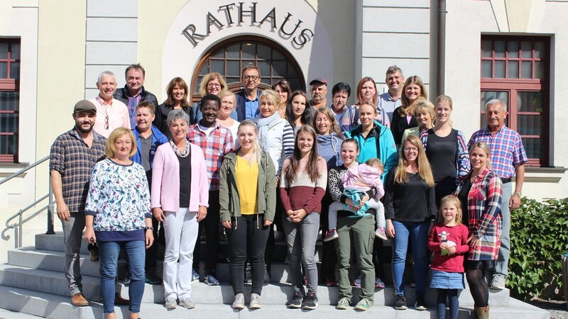 22 der 24 neuen Mitarbeiter vor dem Viechtacher Rathaus.