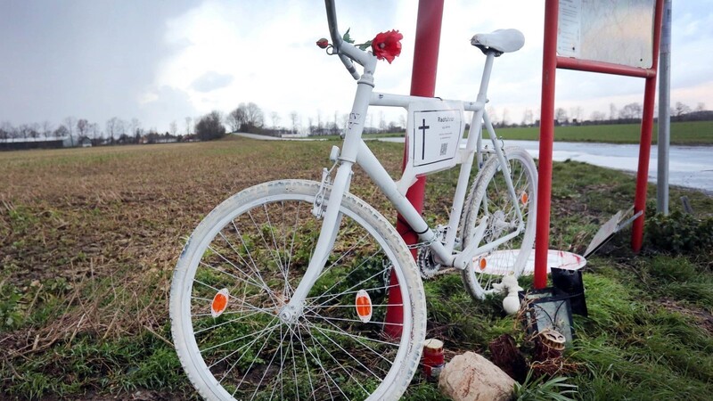 Ein weißes Fahrrad erinnert am Unfallort an den Toten.
