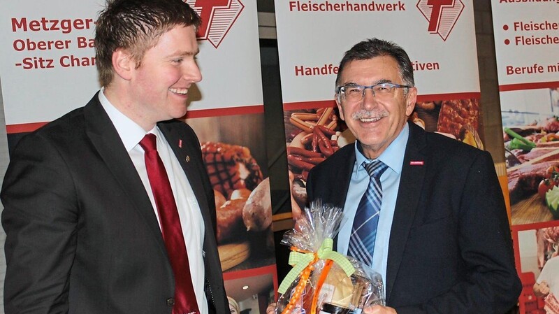 Der Obermeister der Metzgerinnung Oberer Bayerischer Wald, Bernhard Ruhland (links), dankt dem Geschäftsführer der Kreishandwerkerschaft Theo Pregler mit einem Präsent.