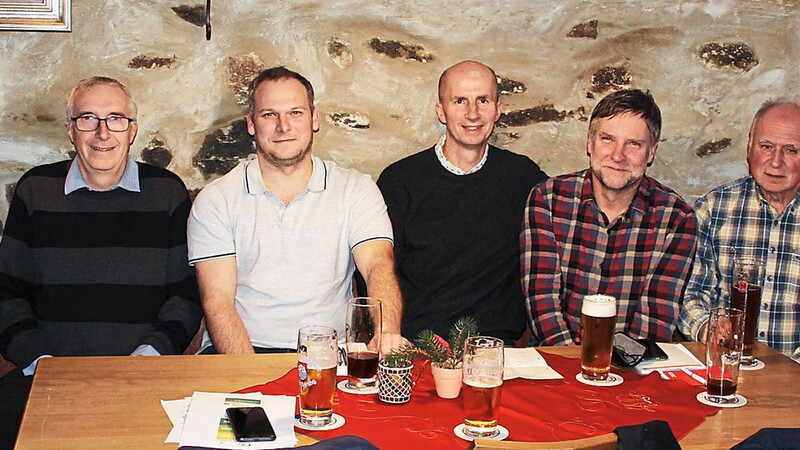 Bei der Besprechung am Montagabend im Gasthaus "Stangerl am Platzl": Franz Thurner, Martin Janovec, Petr Skala, Pavel Tilkovsky, Max Franz, Klaus Buschek und Karl Reitmeier (von links).