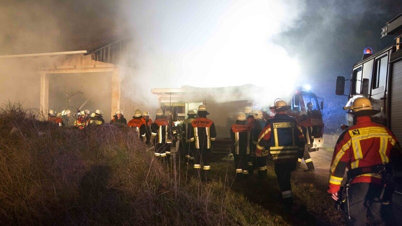 In der Lagerhalle des Bauernhofs brannten mehrere Strohballen. (Foto: FD)