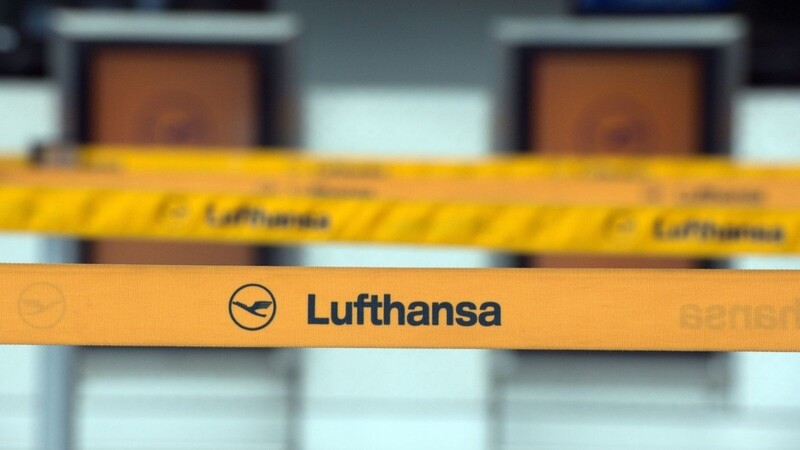 Der Schriftzug Lufthansa ist vor leeren Lufthansa-Ticketschaltern zu lesen.