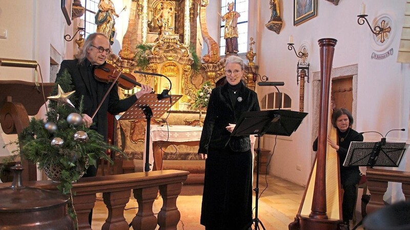Das Trio "Lavendel" bei seinem Auftritt in der Bergkirche Herzogau (von links): Oliver Hien, Romy Börner und Vroni Miller-Wabra.
