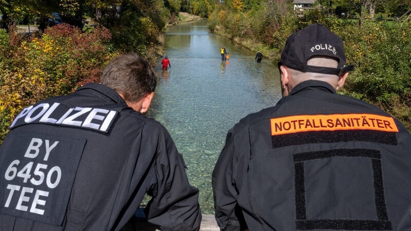 Nach dem Tod einer jungen Frau suchen Polizeitaucher in der Ortschaft das Flussbett der Prien nach Spuren ab.